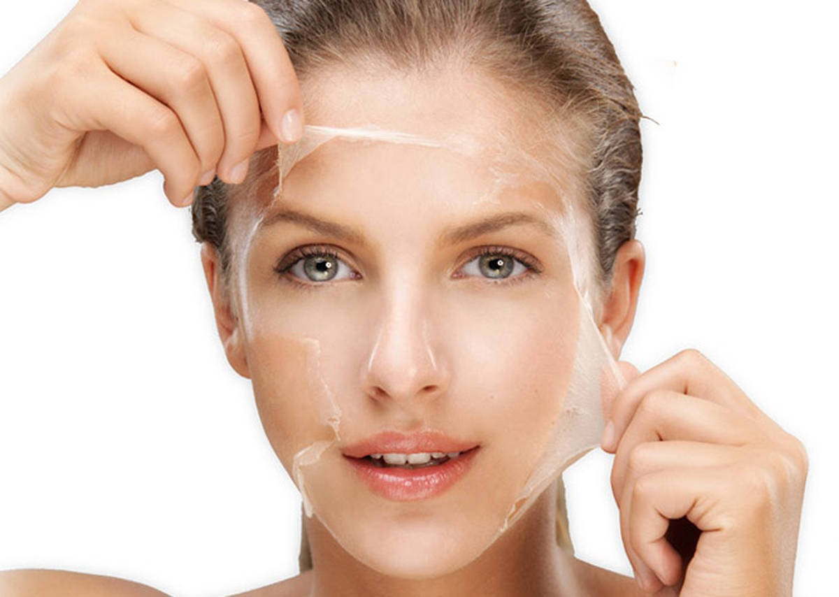 пилинг очищает поверхность кожи лица